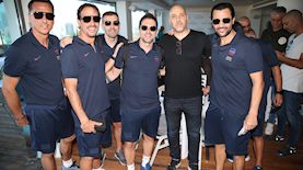 שחקני ברצלונה יחד עם ארז כהן, צילום: אור גפן
